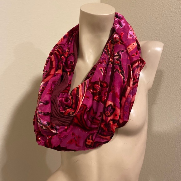 Collections Eighteen Infinity Loop Scarf - Picture 8 of 9